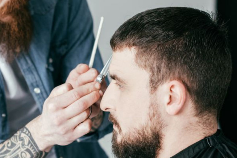 Die besten Frisuren für Männer mit Geheimratsecken